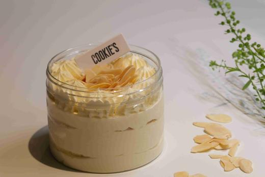 咸奶油蛋糕  微微微咸口，想就着欲罢不能啊 配上杏仁片那就是咸香，硬奶油 像我们小时候的那种，所以叫怀旧 超级好吃❗️一飞冲天🚀 商品图1