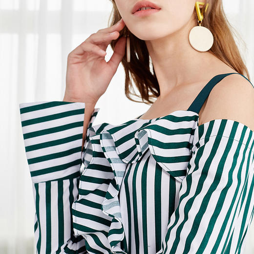 欧芮儿2018春新款露肩吊带条纹一字领上衣+荷叶边半身裙套装裙 商品图1