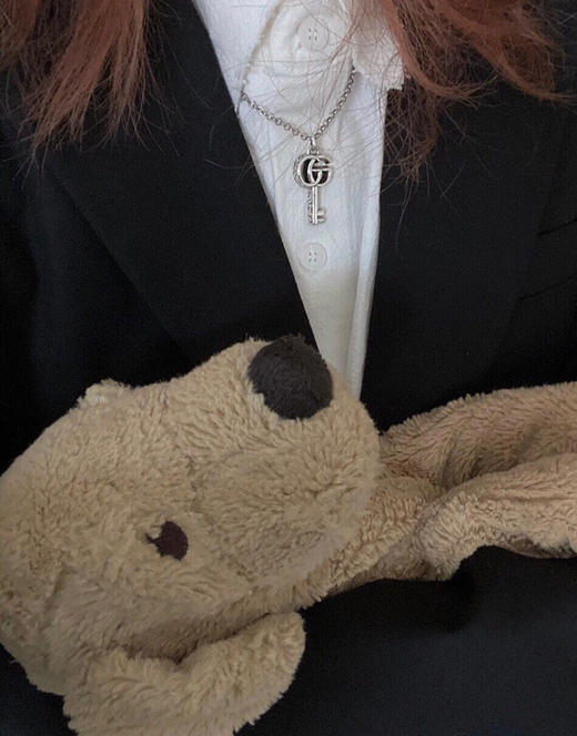 𝐆𝐮𝐜𝐜*纯银镀黑做旧 蔓藤雕刻 双G造型钥匙吊坠项链 商品图7