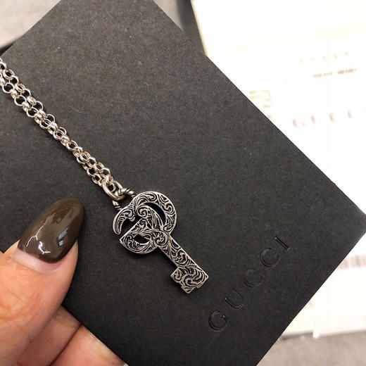 𝐆𝐮𝐜𝐜*纯银镀黑做旧 蔓藤雕刻 双G造型钥匙吊坠项链 商品图3