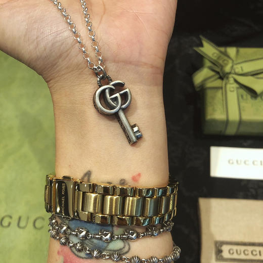 𝐆𝐮𝐜𝐜*纯银镀黑做旧 蔓藤雕刻 双G造型钥匙吊坠项链 商品图2