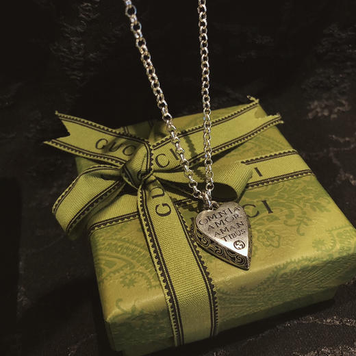 𝐆𝐮𝐜𝐜*纯银做旧格言刻花心形项链 商品图0