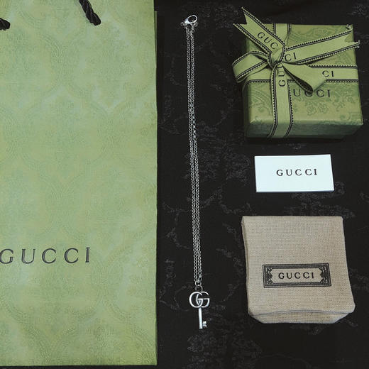 𝐆𝐮𝐜𝐜*纯银镀黑做旧 蔓藤雕刻 双G造型钥匙吊坠项链 商品图8