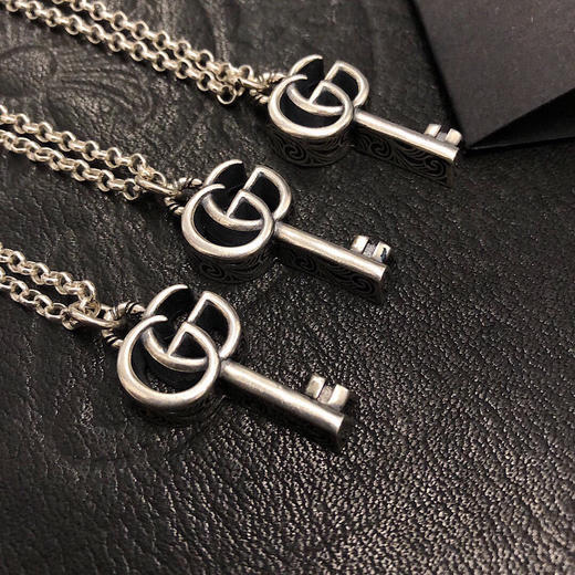 𝐆𝐮𝐜𝐜*纯银镀黑做旧 蔓藤雕刻 双G造型钥匙吊坠项链 商品图5