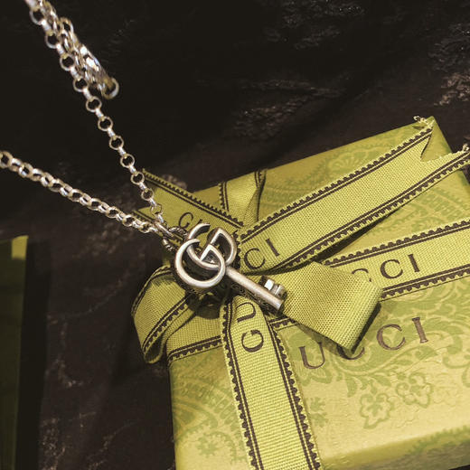 𝐆𝐮𝐜𝐜*纯银镀黑做旧 蔓藤雕刻 双G造型钥匙吊坠项链 商品图6