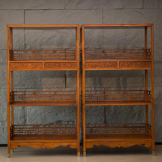 二十世纪 黄花梨打洼带围栏双屉三层架格（一对） 商品图0