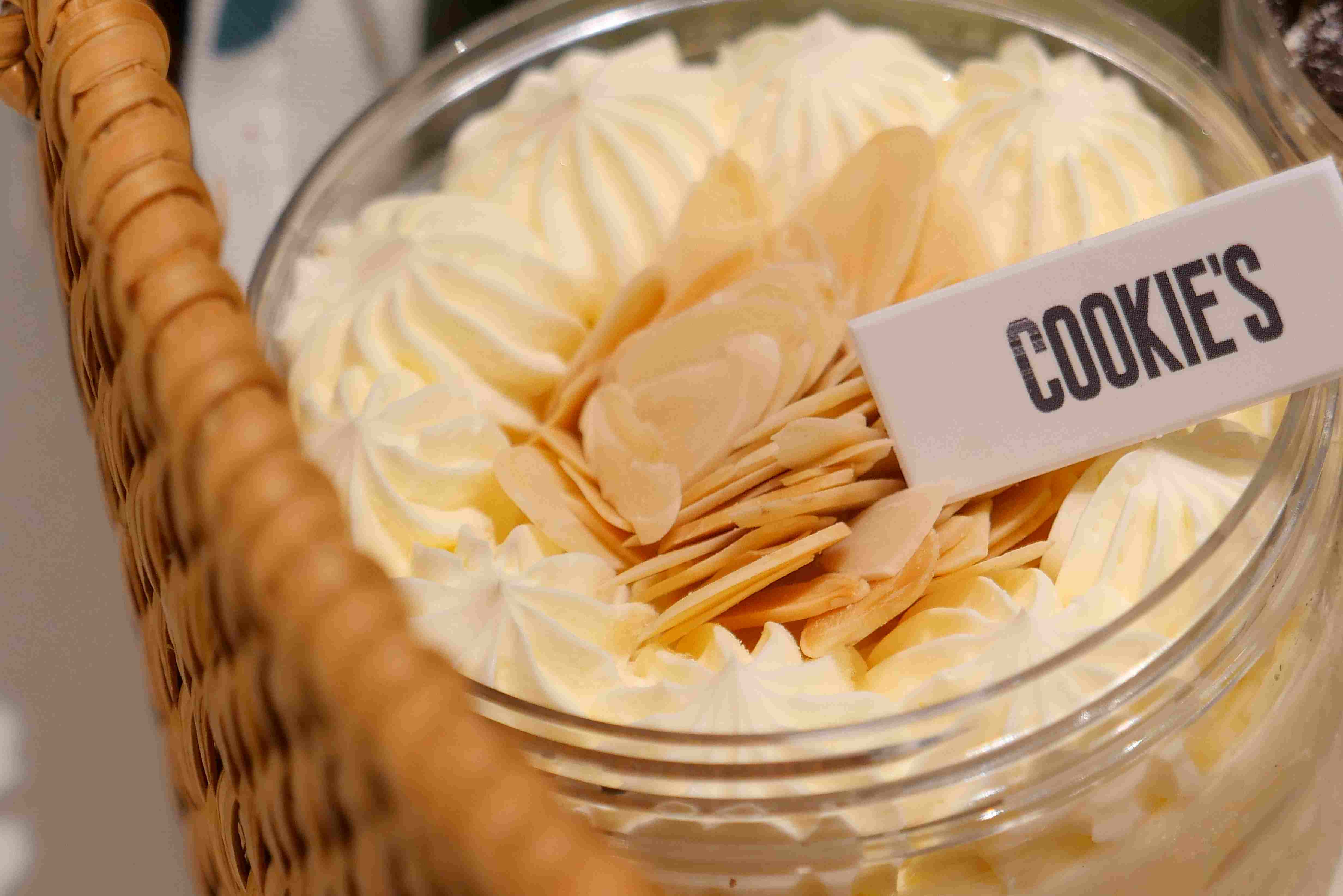 咸奶油蛋糕  微微微咸口，想就着欲罢不能啊 配上杏仁片那就是咸香，硬奶油 像我们小时候的那种，所以叫怀旧 超级好吃❗️一飞冲天🚀