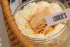 咸奶油蛋糕  微微微咸口，想就着欲罢不能啊 配上杏仁片那就是咸香，硬奶油 像我们小时候的那种，所以叫怀旧 超级好吃❗️一飞冲天🚀