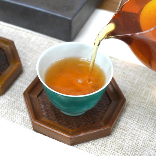 【性价比烟香茶】2006年中茶大红印8001生茶  又名山河一片红 轻烟香烟香入水好回甘  干仓真品高性价比 一片400克  非常推荐 商品图11