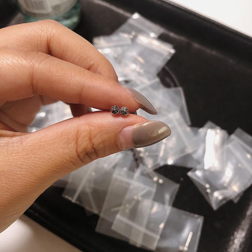 𝗖𝗵𝗿𝗼𝗺𝗲 𝗛𝗲𝗮𝗿𝘁𝘀 克罗心十字花球mini耳钉 商品图1