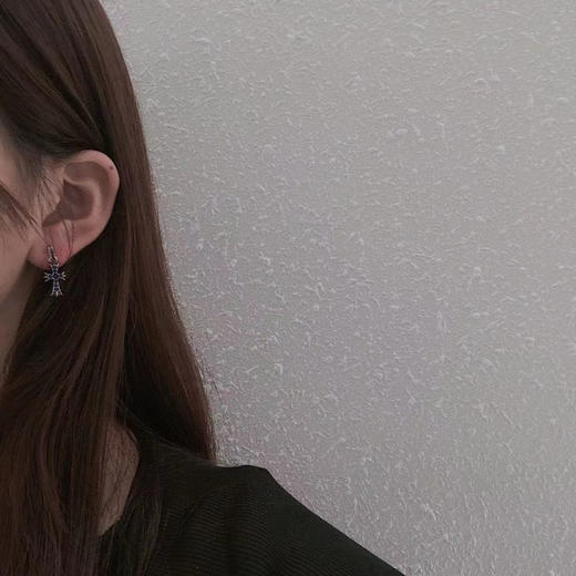 𝗖𝗵𝗿𝗼𝗺𝗲 𝗛𝗲𝗮𝗿𝘁𝘀 Babyfat 镶蓝钻耳钉 商品图1