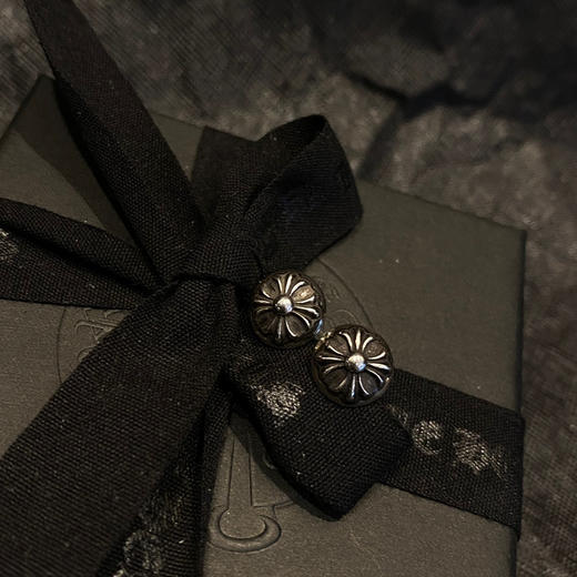 𝐂𝐡𝐫𝐨𝐦𝐞 𝐡𝐞𝐚𝐫𝐭𝐬克罗心十字花盾耳钉 商品图3