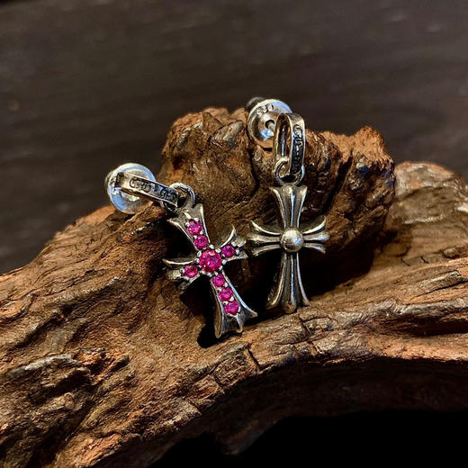 𝗖𝗵𝗿𝗼𝗺𝗲 𝗛𝗲𝗮𝗿𝘁𝘀 Babyfat 镶红钻耳钉 商品图3