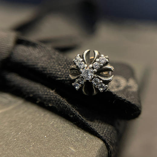 满钻十字花耳钉 商品图1