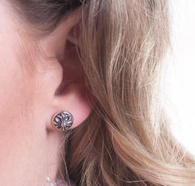 𝐂𝐡𝐫𝐨𝐦𝐞 𝐡𝐞𝐚𝐫𝐭𝐬克罗心十字花盾耳钉
