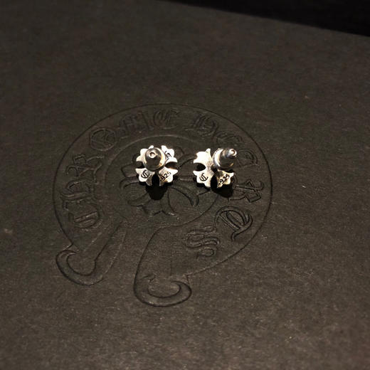 𝐂𝐡𝐫𝐨𝐦𝐞 𝐡𝐞𝐚𝐫𝐭𝐬  Babyfat 十字架耳钉 商品图4