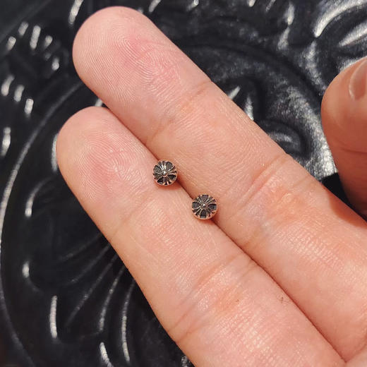 𝗖𝗵𝗿𝗼𝗺𝗲 𝗛𝗲𝗮𝗿𝘁𝘀 克罗心十字花球mini耳钉 商品图3