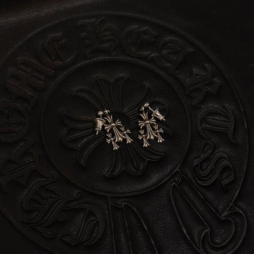 𝐂𝐡𝐫𝐨𝐦𝐞 𝐡𝐞𝐚𝐫𝐭𝐬克罗心 三十字架耳钉 商品图3