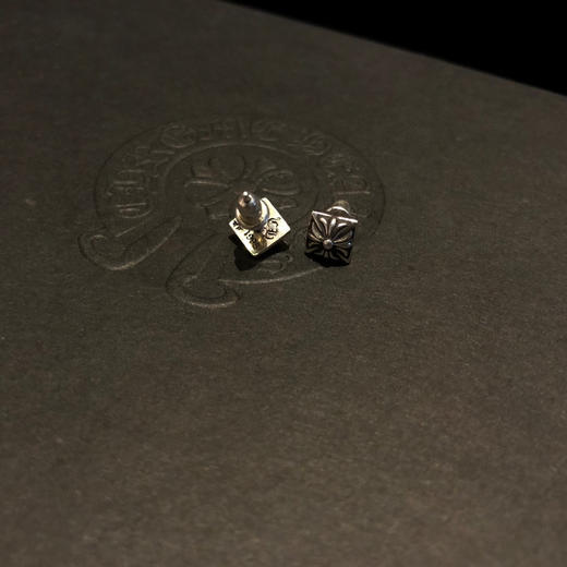 𝐂𝐡𝐫𝐨𝐦𝐞 𝐡𝐞𝐚𝐫𝐭𝐬 克罗心 方十字架耳钉 商品图4