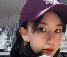 𝐂𝐡𝐫𝐨𝐦𝐞 𝐡𝐞𝐚𝐫𝐭𝐬克罗心  镀金三十字架耳钉