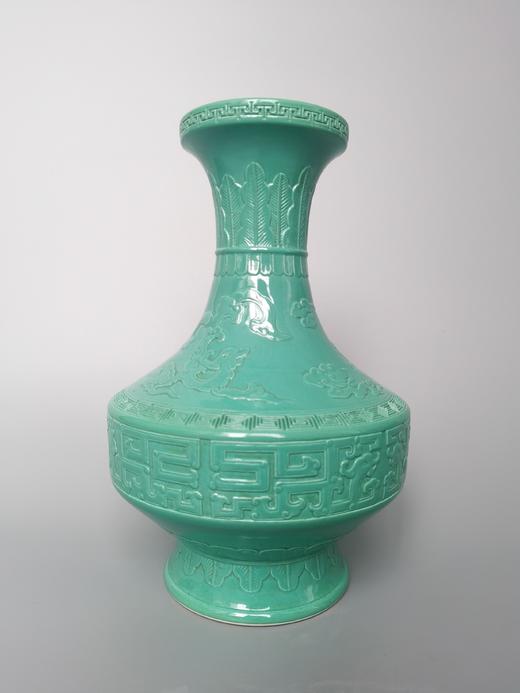 陶研所六十年代：松石绿釉刻花夔龙纹棋子瓶 商品图0