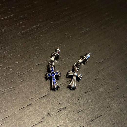 𝗖𝗵𝗿𝗼𝗺𝗲 𝗛𝗲𝗮𝗿𝘁𝘀 Babyfat 镶蓝钻耳钉 商品图3