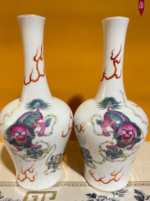 珐琅彩狮子滚绣球纹摇铃尊瓶 商品图0