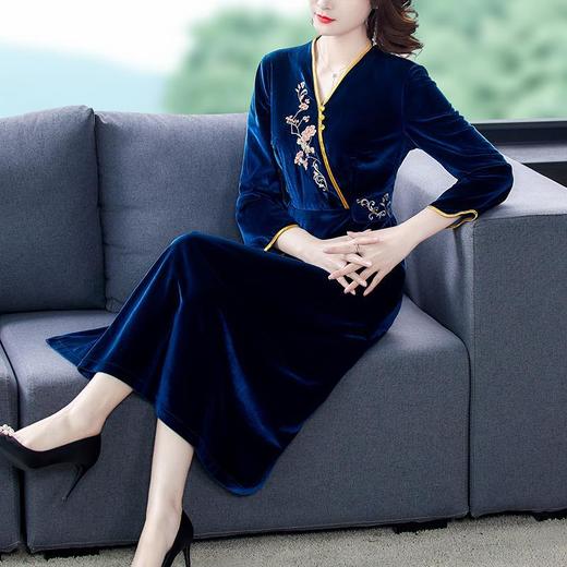 ZFN-78-8368 2022年秋冬新款修身贵气中年妈妈装金丝绒刺绣连衣裙女裙 商品图0