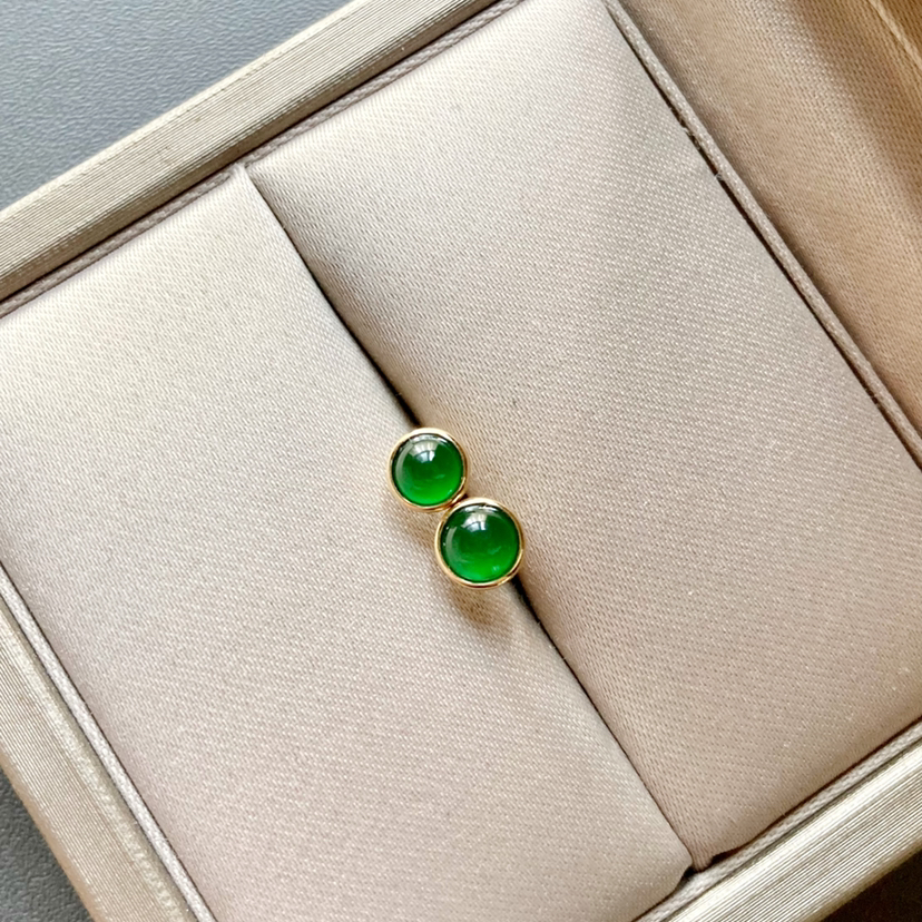 冰种阳绿翡翠蛋面耳钉18k黄金镶嵌