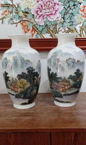 粉彩山水对瓶