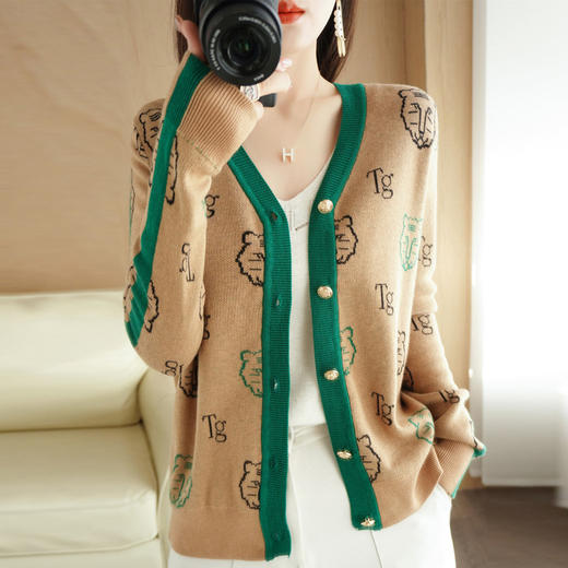 QHJY-JYKS2249秋季新款复古V领针织开衫女虎虎生威提花毛衣外套撞色长袖上衣 商品图2