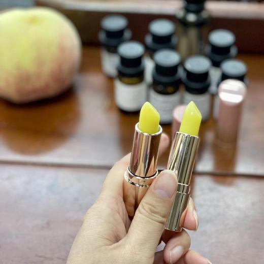 现做，三天发货 奕虹私人定制唇膏，不怕“吃的”唇膏，可食用级别，成分温和不刺激，采用花草浸泡橄榄油，纯手工制作，0香精0色素0激素0防腐剂，一支5g，两支装 商品图3