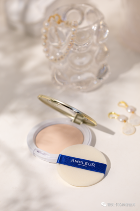 妆感自然，上脸细腻的蜜粉饼