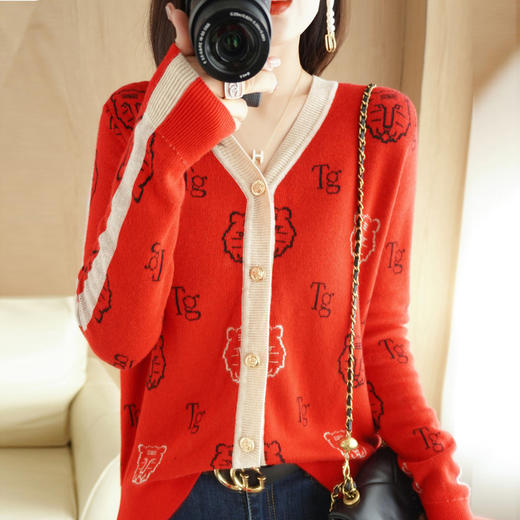 QHJY-JYKS2249秋季新款复古V领针织开衫女虎虎生威提花毛衣外套撞色长袖上衣 商品图4