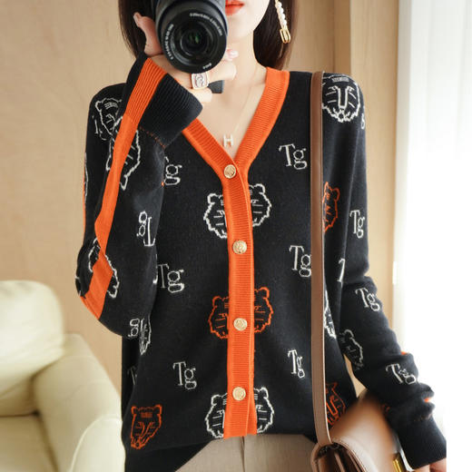 QHJY-JYKS2249秋季新款复古V领针织开衫女虎虎生威提花毛衣外套撞色长袖上衣 商品图5