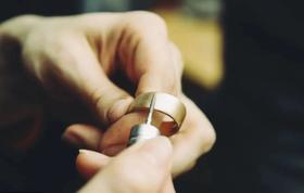  黄金首饰变色了 点击这里帮你恢复..... 