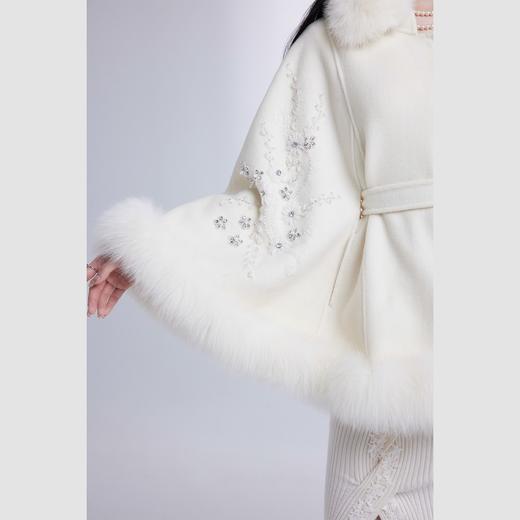 【年终福利，不退不换】【白玉兰】国风花心钉珠宽松毛呢大衣 商品图4