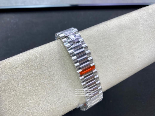 NOOB劳力士星期日志型40mm（126331）
1⃣️ 蓝宝石镜面，日历2.5倍放大镜，效果同步原版。
2⃣️蚝式表壳结构，一体中层表壳，旋入式底盖及上链表冠 商品图8