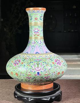 绿地粉彩缠枝莲扁肚瓶