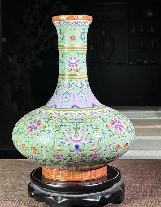 绿地粉彩缠枝莲扁肚瓶 商品图0