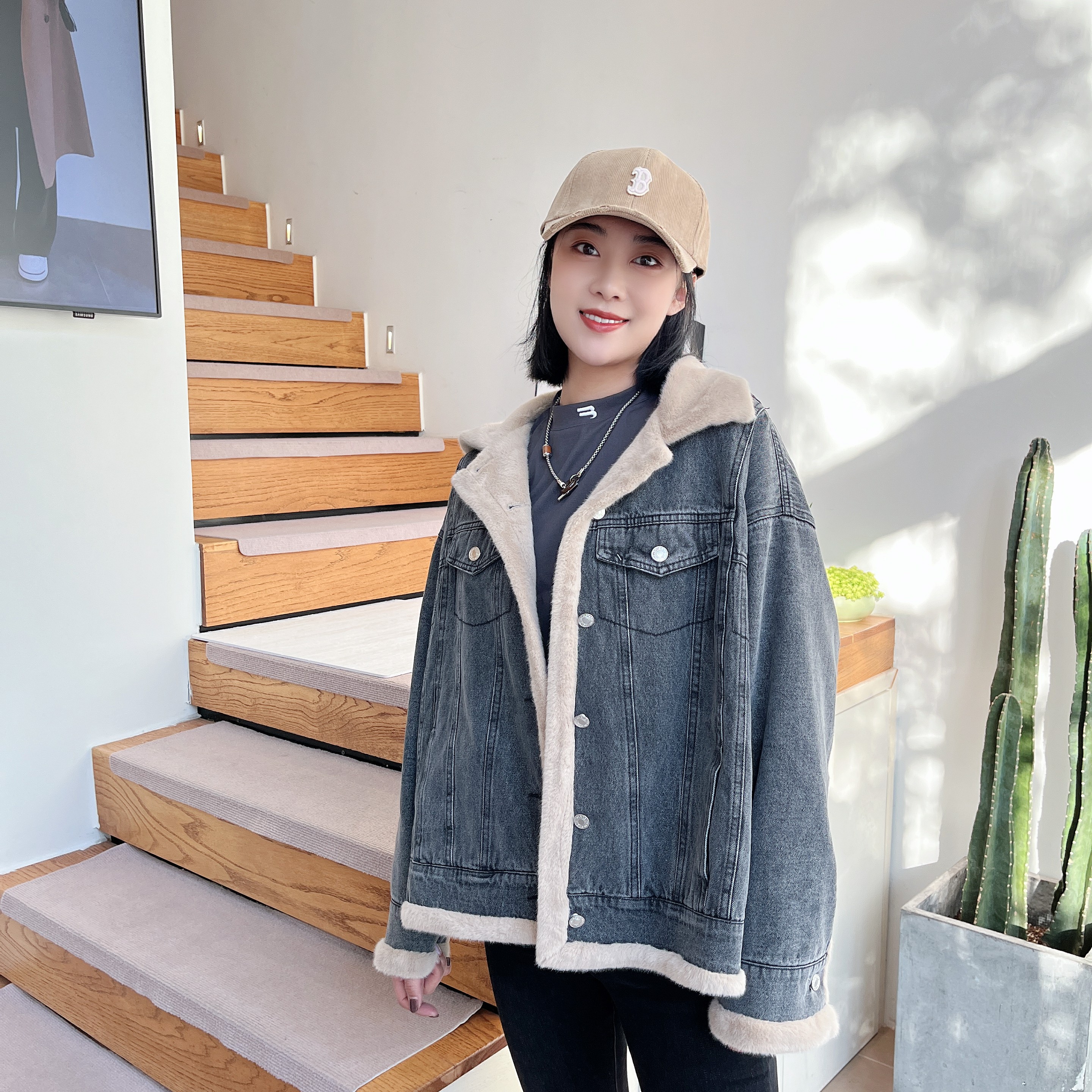 加绒加厚皮毛一体牛仔外套女冬款夹克翻领宽松牛仔棉服