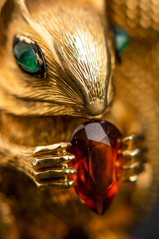 独角鹿西洋古董法国著名珠宝世家出18K金镶嵌祖母绿松鼠胸针原盒 商品图4