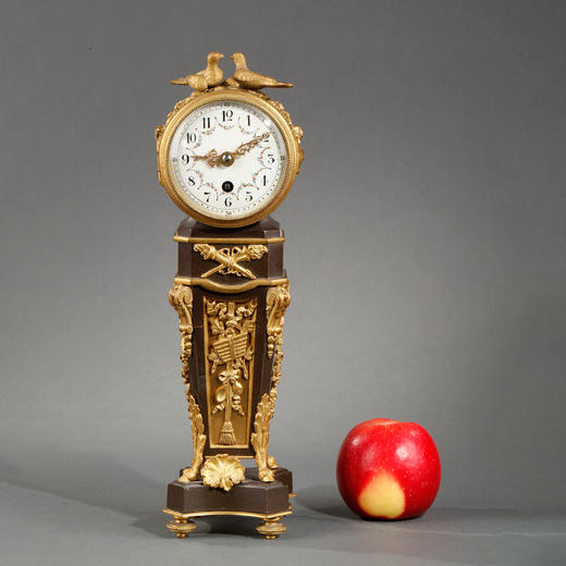 独角鹿西洋古董路易十五风格铜鎏金精雕修饰爱神对鸽主题微缩座钟 商品图1