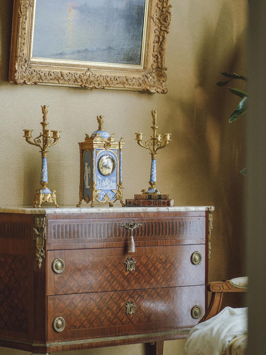 独角鹿西洋古董帝政风韦奇伍德陶瓷浮雕画铜鎏金座钟烛台三件套 商品图1