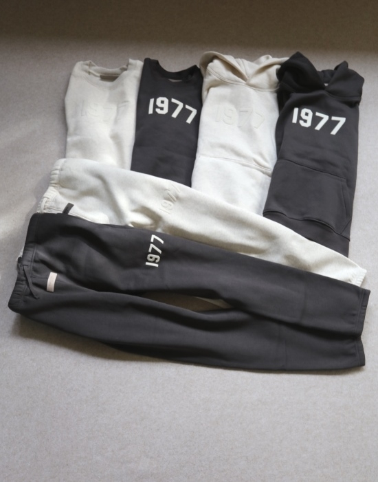 简单粗暴的 玩儿呗 哈！老美潮牌 乖宝的 1977 加绒款 卫衣 裤 套装 2色入