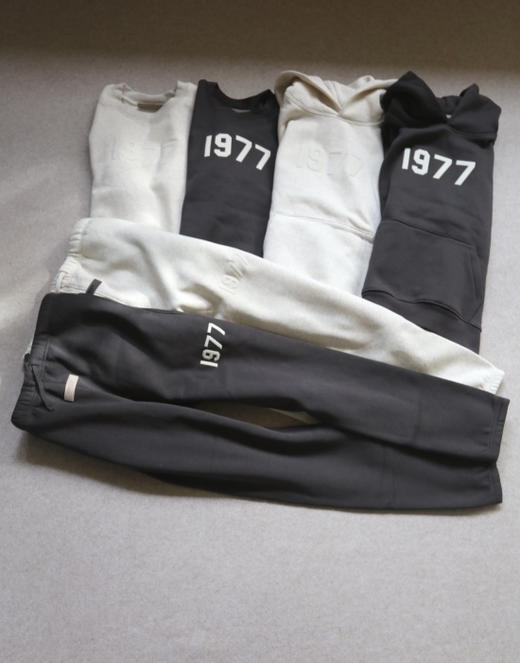 简单粗暴的 玩儿呗 哈！老美潮牌 乖宝的 1977 加绒款 卫衣 裤 套装 2色入 商品图0