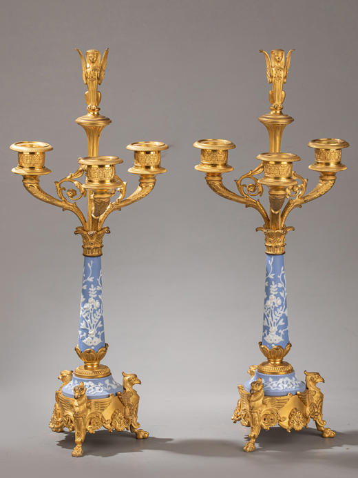 独角鹿西洋古董帝政风韦奇伍德陶瓷浮雕画铜鎏金座钟烛台三件套 商品图3