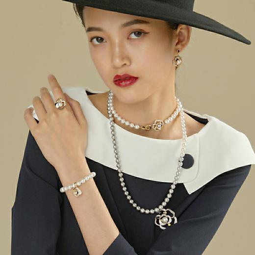 2楼Fellala翡拉拉山茶花气质名媛胸针女小众设计感送女友生日礼物潮 款号20WIN304501 吊牌价1329 现价1262 商品图3