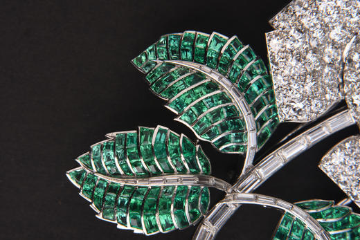 独角鹿西洋古董首饰珠宝法国铂金镶嵌钻石祖母绿玫瑰花枝造型胸针 商品图3