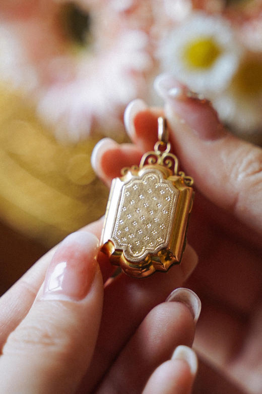 独角鹿西洋古董珠宝首饰双面金工锤纹工艺字母押花18K金相框吊坠 商品图3